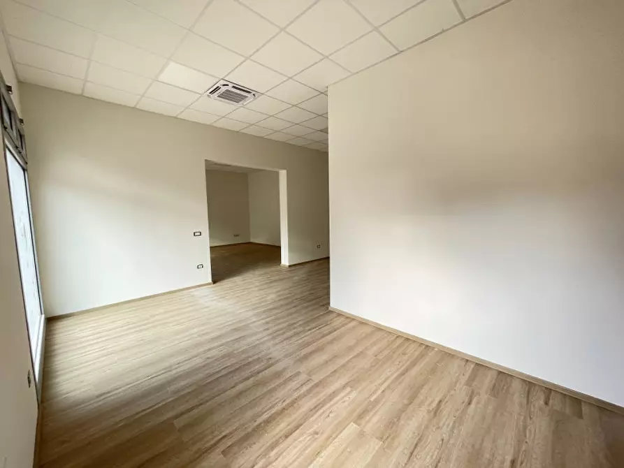 Immagine 14 di Ufficio in vendita  a Suzzara