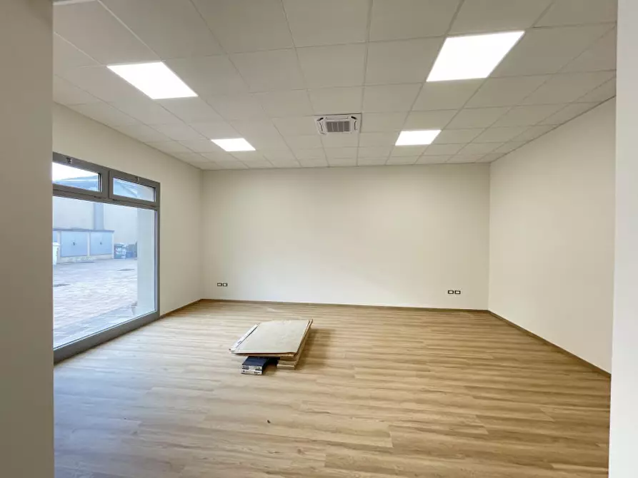 Immagine 15 di Ufficio in vendita  a Suzzara