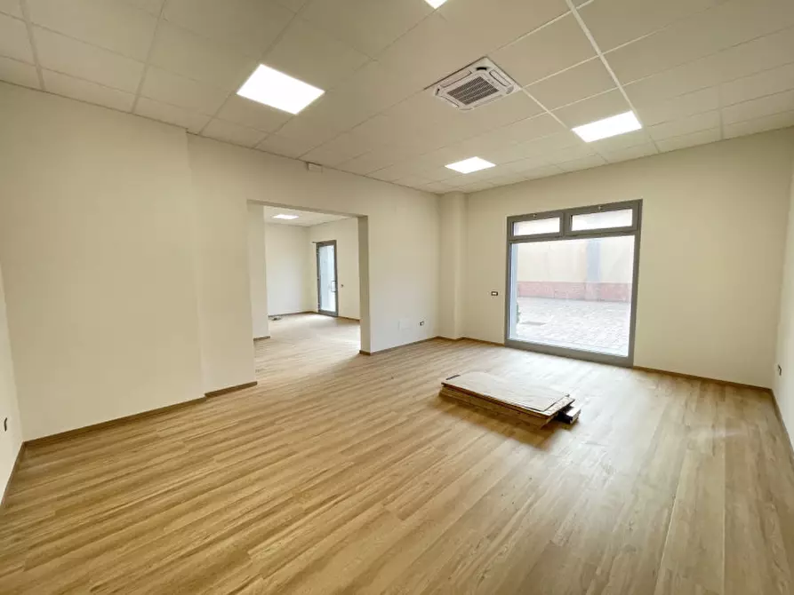 Immagine 16 di Ufficio in vendita  a Suzzara