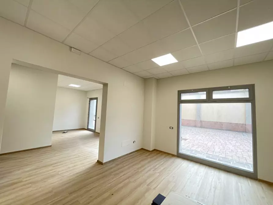 Immagine 17 di Ufficio in vendita  a Suzzara