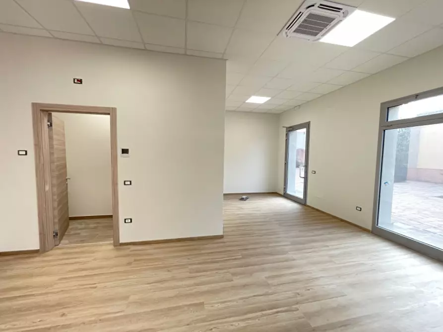 Immagine 18 di Ufficio in vendita  a Suzzara