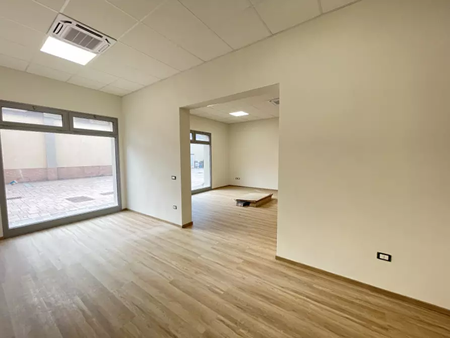 Immagine 23 di Ufficio in vendita  a Suzzara