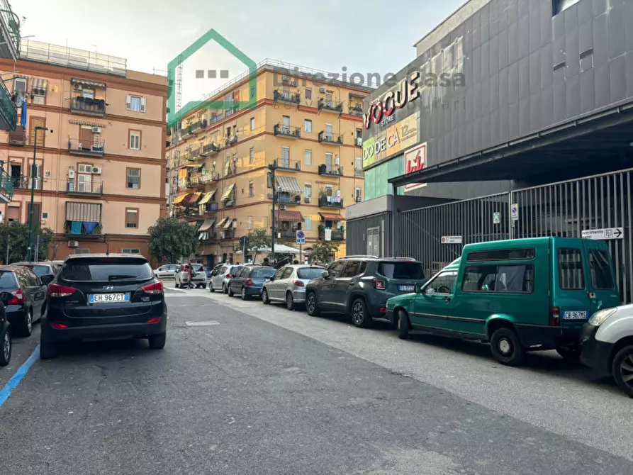 Immagine 1 di Negozio in vendita  in via calà ulloa, 4 a Napoli