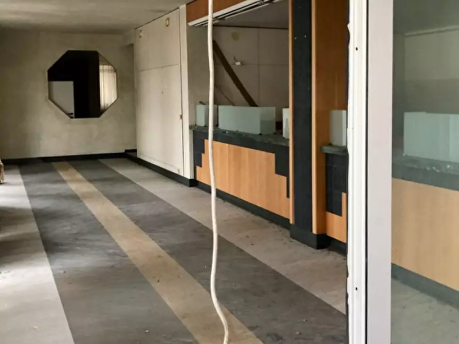 Immagine 5 di Attività commerciale in vendita  in Piazza Regaù, 10 a Zermeghedo