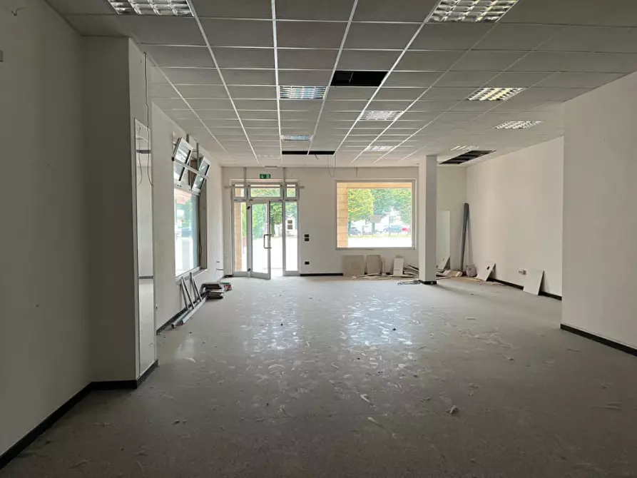 Immagine 2 di Negozio in vendita  in Piazza Del Mercato, 2 a Brendola