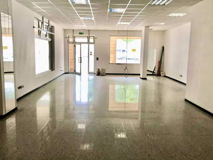 Immagine 3 di Negozio in vendita  in Piazza Del Mercato, 2 a Brendola