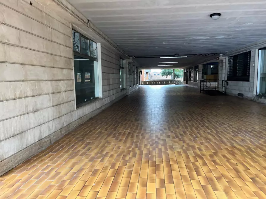 Immagine 11 di Negozio in vendita  in Piazza Del Mercato, 2 a Brendola