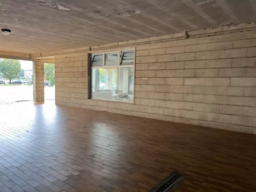 Immagine 12 di Negozio in vendita  in Piazza Del Mercato, 2 a Brendola