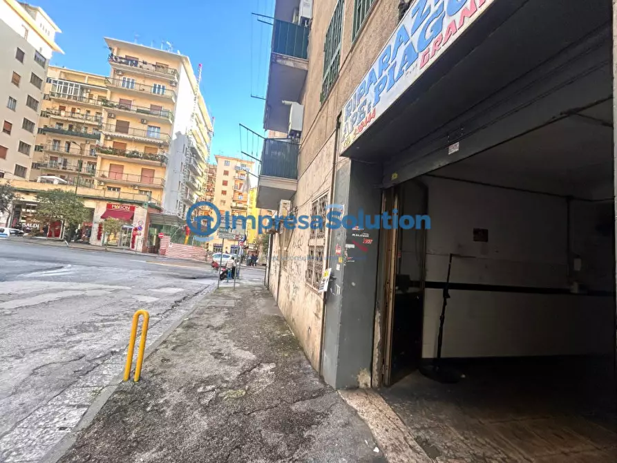 Immagine 1 di Negozio in affitto  in Via Raffaele Stasi a Napoli