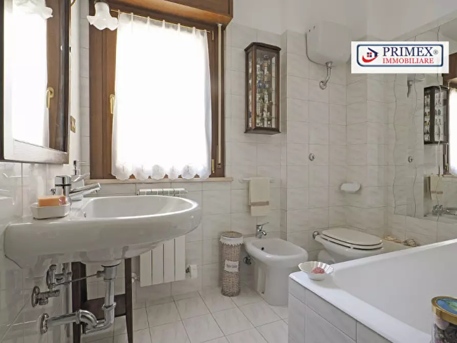 Immagine 9 di Appartamento in vendita  in via fosso del torrino a Roma