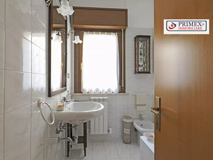 Immagine 16 di Appartamento in vendita  in via fosso del torrino a Roma