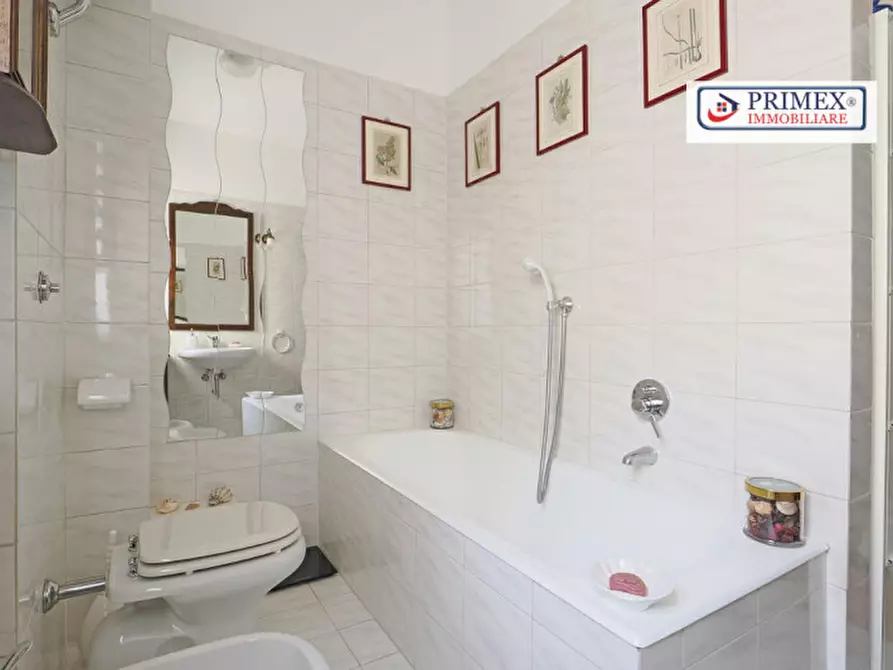 Immagine 21 di Appartamento in vendita  in via fosso del torrino a Roma