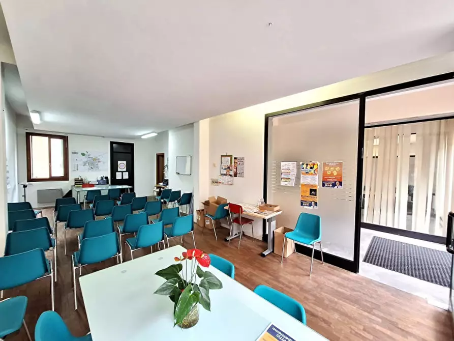 Immagine 2 di Negozio in vendita  in Via Oberdan a Rovigo