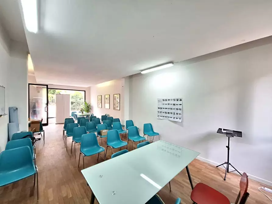 Immagine 3 di Negozio in vendita  in Via Oberdan a Rovigo