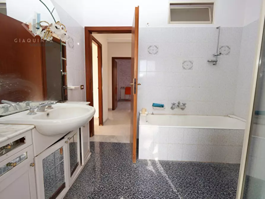 Immagine 38 di Casa indipendente in vendita  in via Enrico Fermi n.04 a Mascalucia