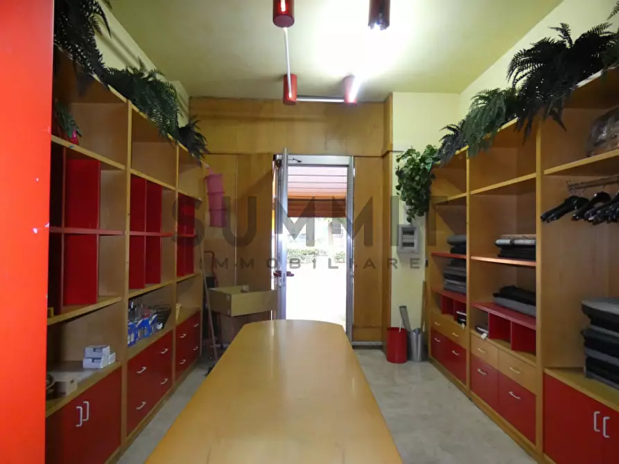 Immagine 2 di Negozio in vendita  in Schio a Schio