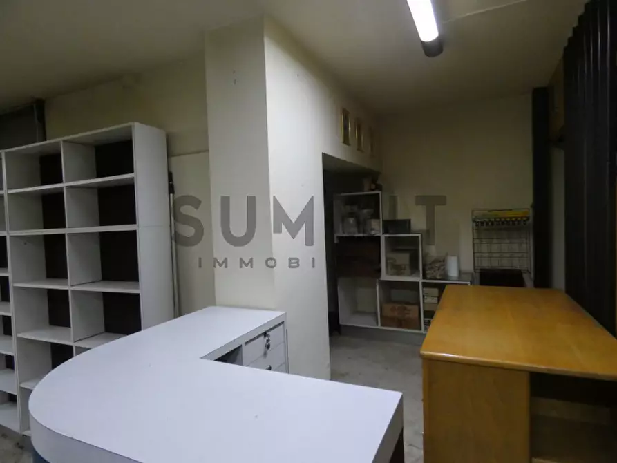Immagine 5 di Negozio in vendita  in Schio a Schio