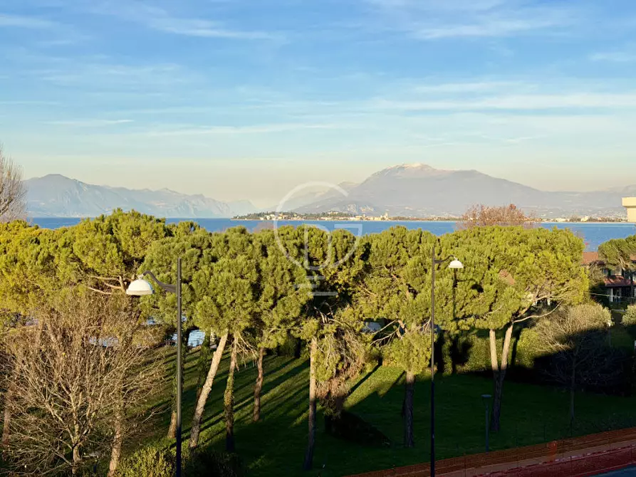 Immagine 1 di Attico in vendita  in Viale Francesco Agello a Desenzano Del Garda