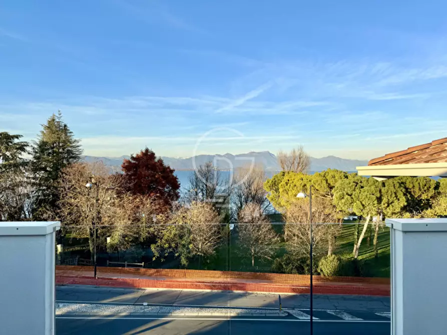 Immagine 2 di Attico in vendita  in Viale Francesco Agello a Desenzano Del Garda
