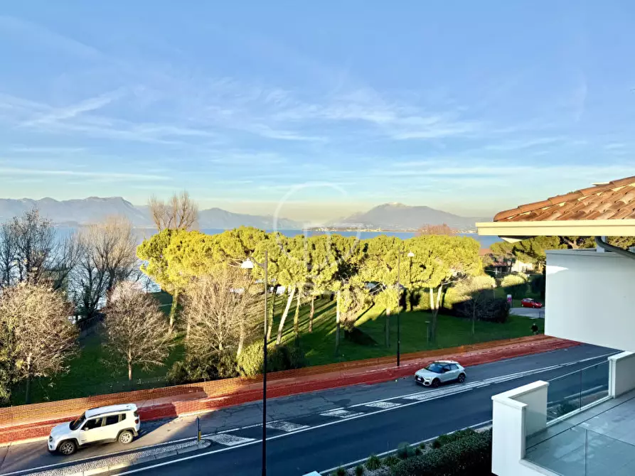 Immagine 3 di Attico in vendita  in Viale Francesco Agello a Desenzano Del Garda