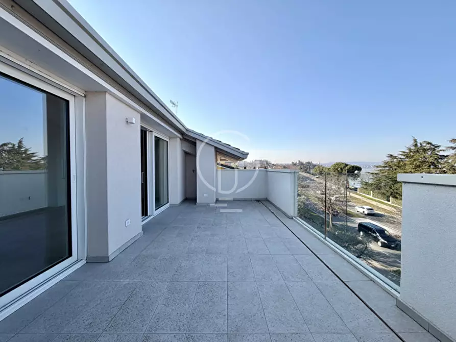 Immagine 5 di Attico in vendita  in Viale Francesco Agello a Desenzano Del Garda