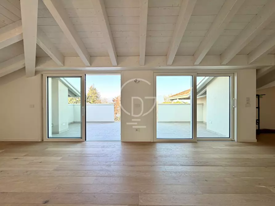 Immagine 11 di Attico in vendita  in Viale Francesco Agello a Desenzano Del Garda