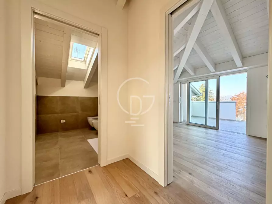 Immagine 19 di Attico in vendita  in Viale Francesco Agello a Desenzano Del Garda