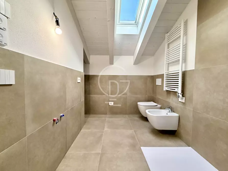 Immagine 21 di Attico in vendita  in Viale Francesco Agello a Desenzano Del Garda