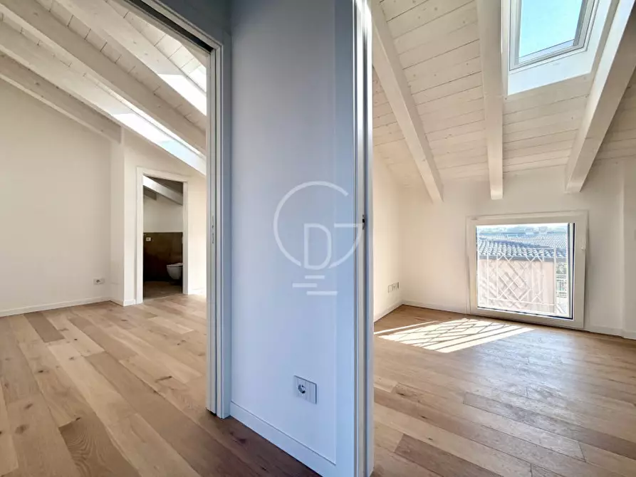 Immagine 22 di Attico in vendita  in Viale Francesco Agello a Desenzano Del Garda