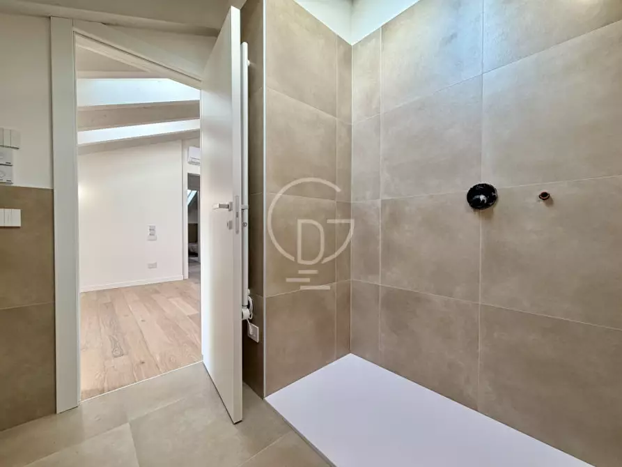 Immagine 28 di Attico in vendita  in Viale Francesco Agello a Desenzano Del Garda