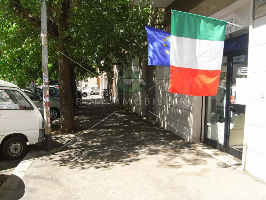 Immagine 5 di Negozio in affitto  in Via Degli Opimiani a Roma