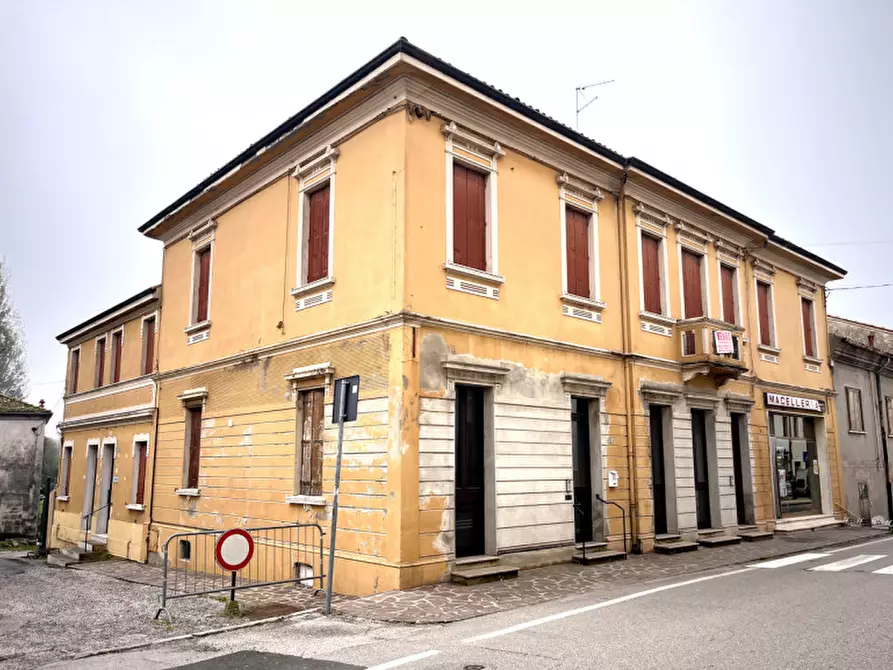 Immagine 1 di Palazzo in vendita  in Via umberto I° a Costa Di Rovigo