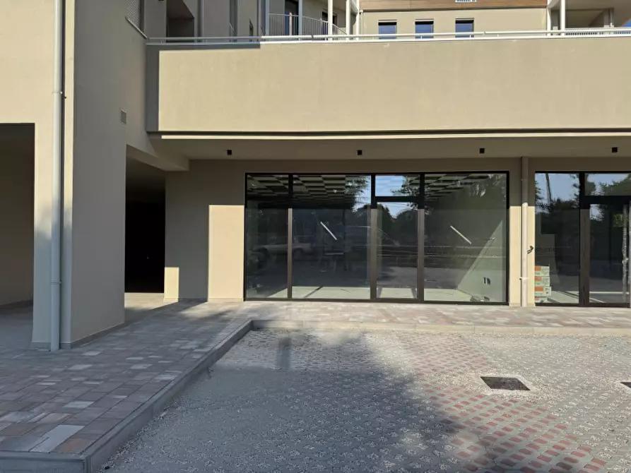 Immagine 4 di Negozio in vendita  in Via Cereria a Bassano Del Grappa