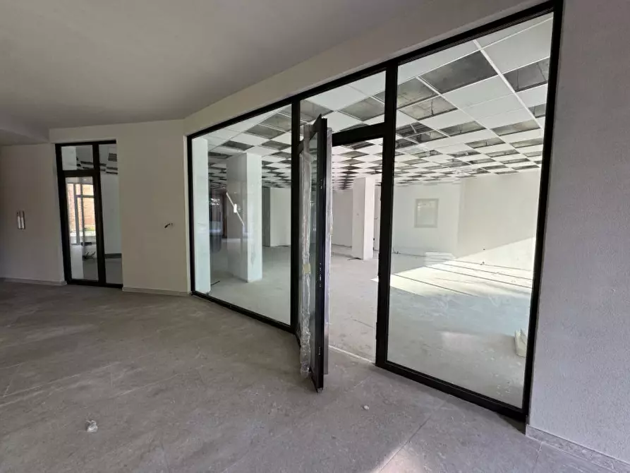 Immagine 6 di Negozio in vendita  in Via Cereria a Bassano Del Grappa