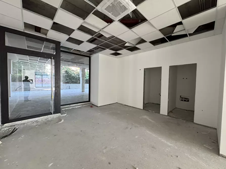 Immagine 10 di Negozio in vendita  in Via Cereria a Bassano Del Grappa