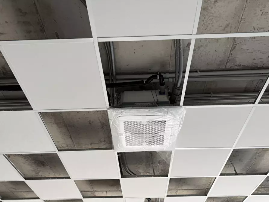 Immagine 11 di Negozio in vendita  in Via Cereria a Bassano Del Grappa