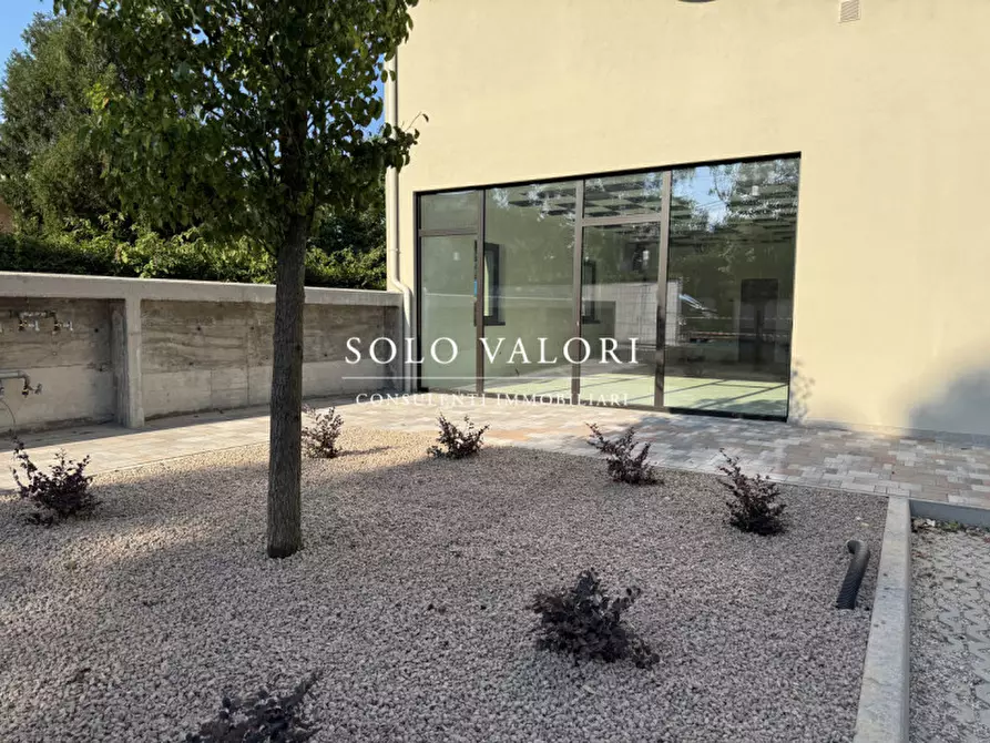 Immagine 4 di Negozio in vendita  in Via Cereria a Bassano Del Grappa