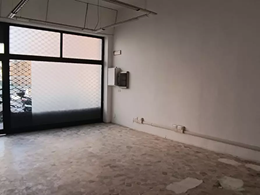 Immagine 4 di Negozio in affitto  in Via Val Sillaro,40 a Roma