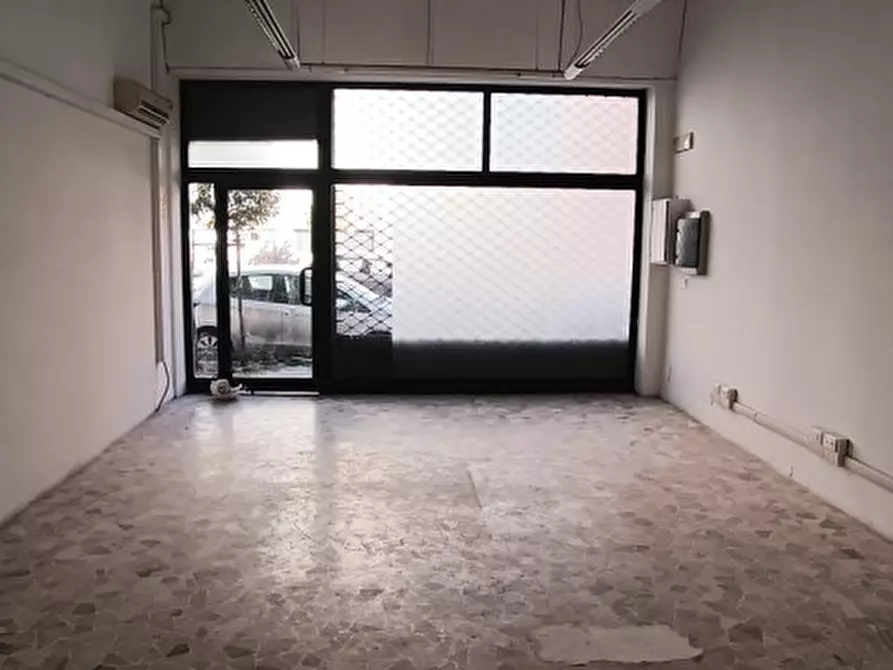 Immagine 5 di Negozio in affitto  in Via Val Sillaro,40 a Roma