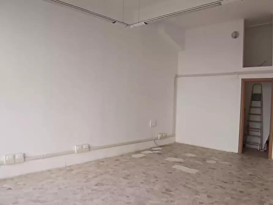 Immagine 6 di Negozio in affitto  in Via Val Sillaro,40 a Roma