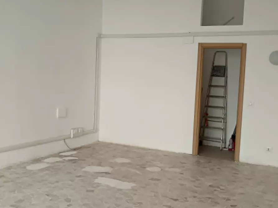 Immagine 7 di Negozio in affitto  in Via Val Sillaro,40 a Roma