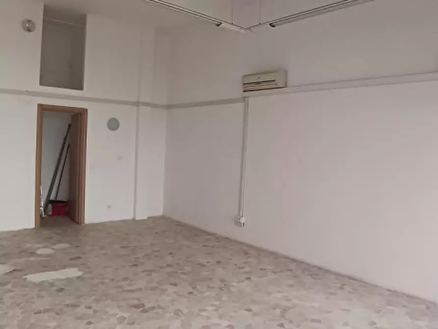 Immagine 8 di Negozio in affitto  in Via Val Sillaro,40 a Roma