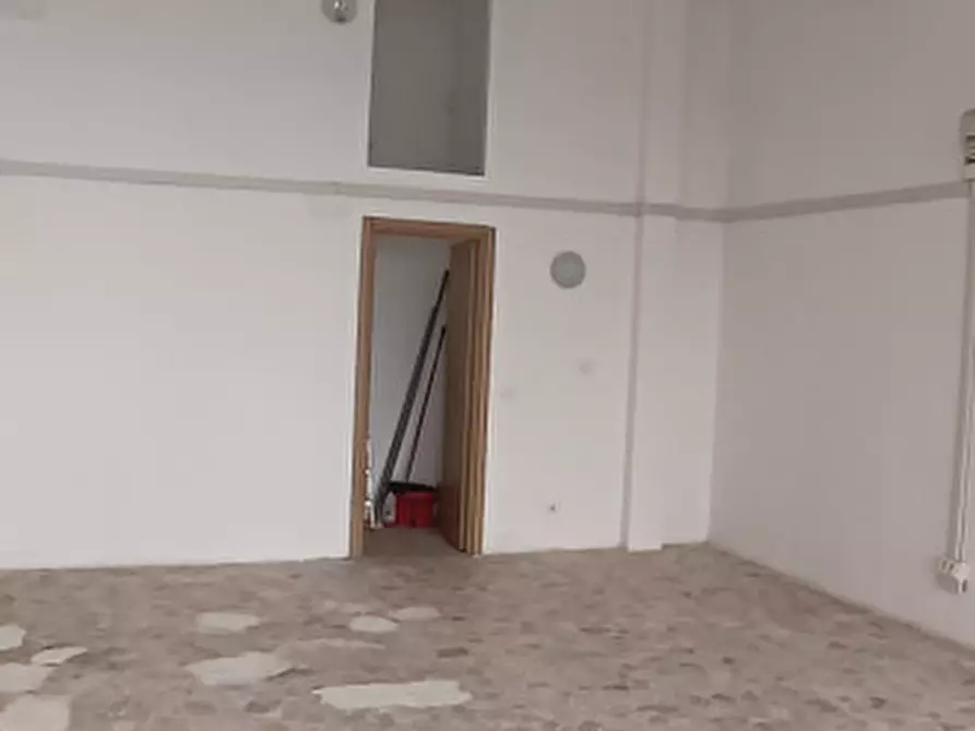 Immagine 9 di Negozio in affitto  in Via Val Sillaro,40 a Roma