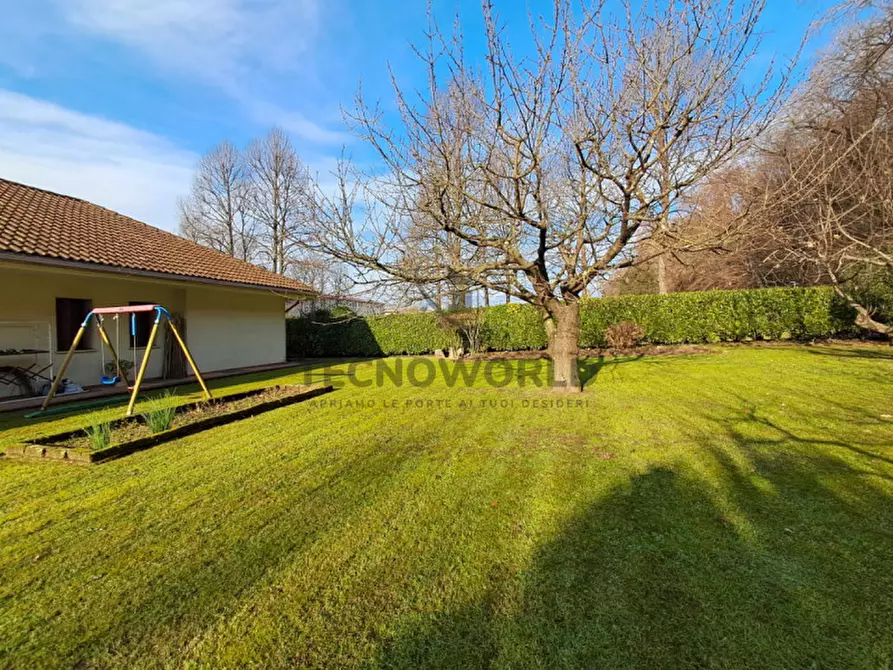 Immagine 5 di Casa bifamiliare in vendita  in via ugo foscolo a Malo