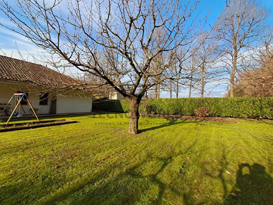 Immagine 7 di Casa bifamiliare in vendita  in via ugo foscolo a Malo