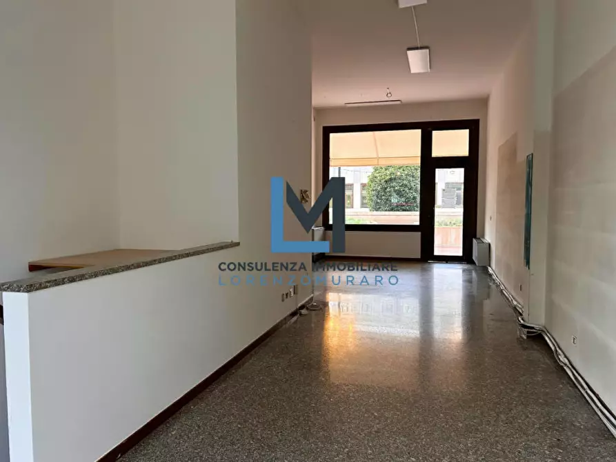 Immagine 12 di Negozio in affitto  a Montebelluna