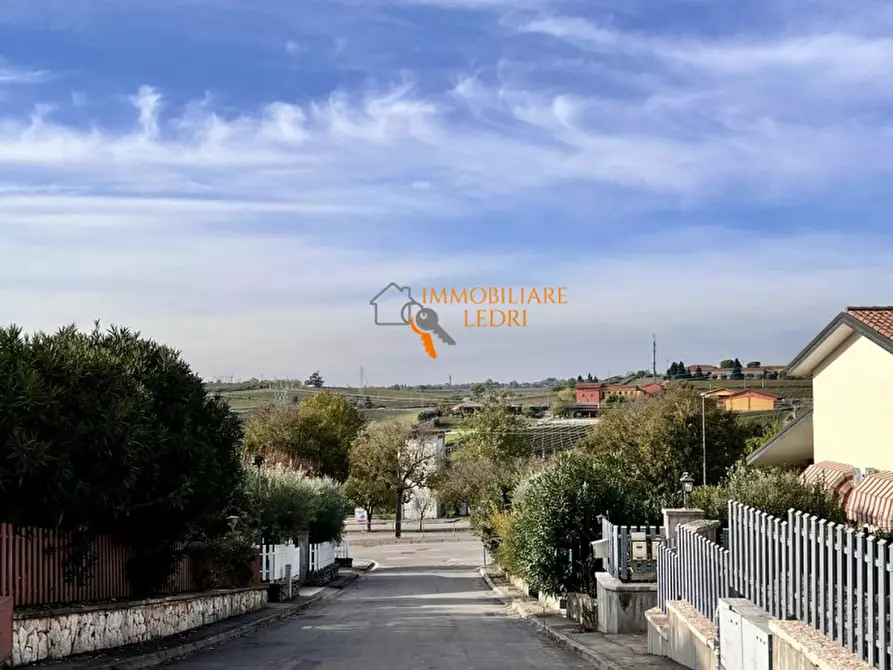 Immagine 36 di Appartamento in vendita  in via Donizetti a Sona