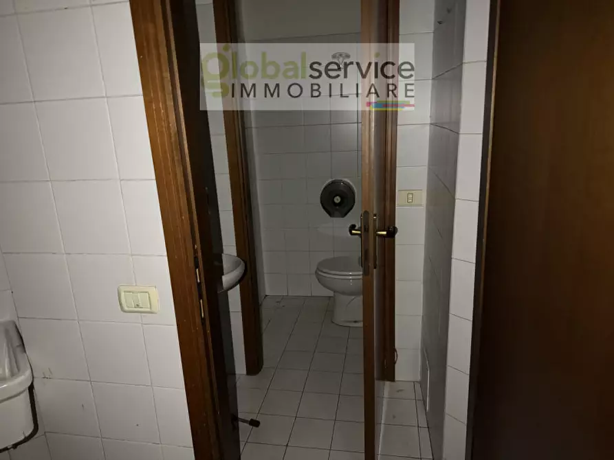 Immagine 11 di Negozio in vendita  in via dante a Brescia