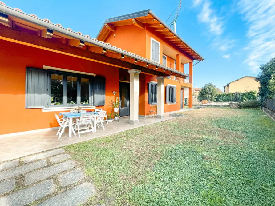 Immagine 1 di Villa in vendita  in Via Luigi Cadorna n.7 a Lesa