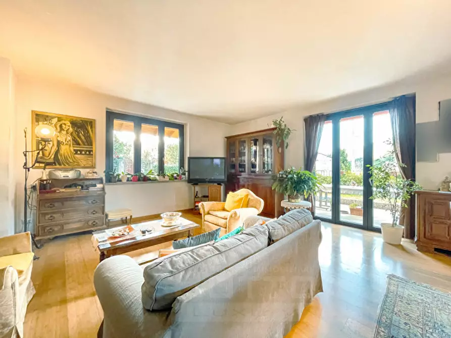 Immagine 2 di Villa in vendita  in Via Luigi Cadorna n.7 a Lesa